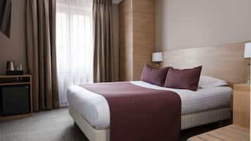 Eenvoudige kamer, 1 queensize bed | Een kluis op de kamer, een bureau, verduisterende gordijnen