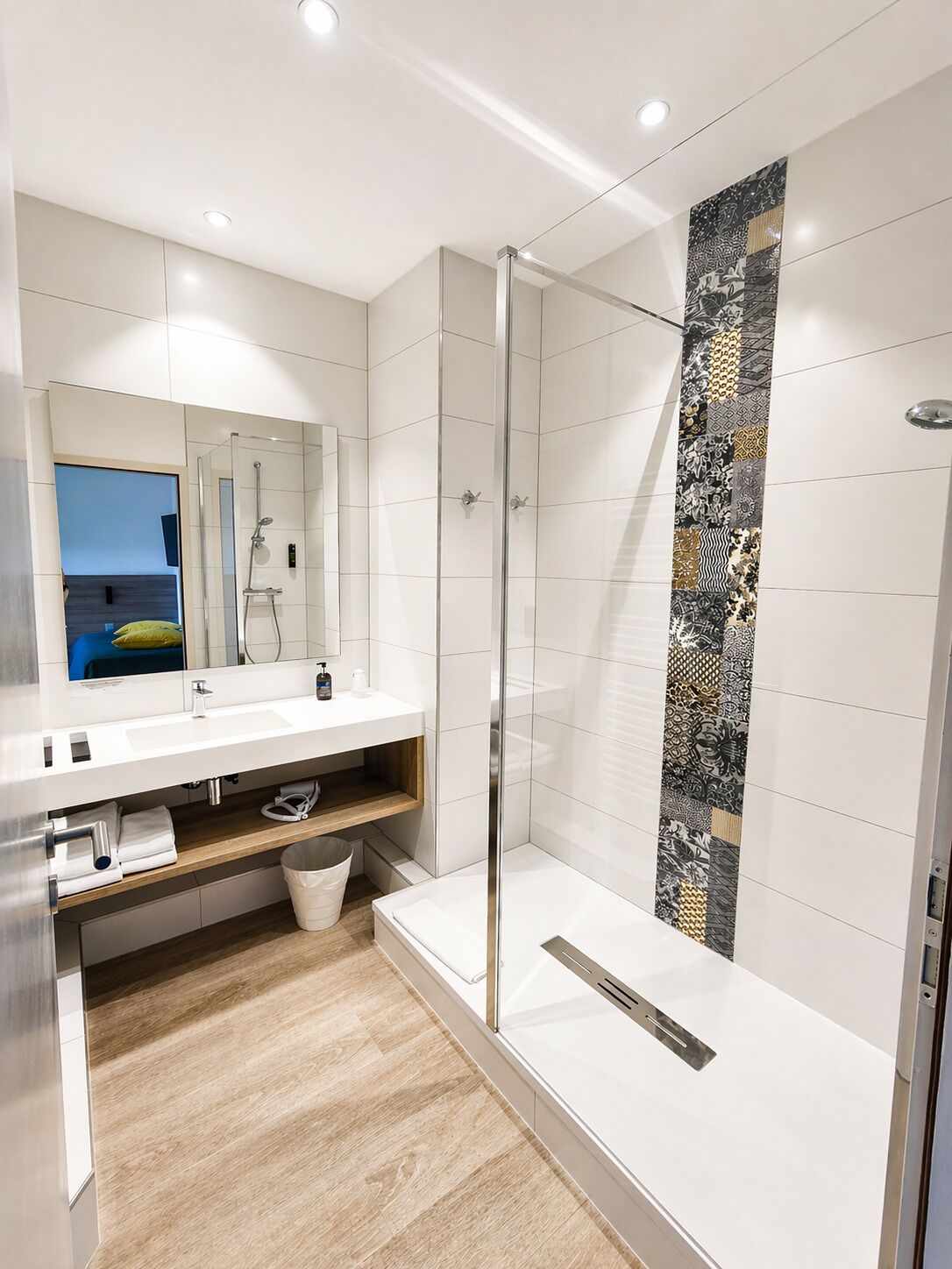 Junior Suite | Bathroom | Hair dryer, towels, soap, shampoo