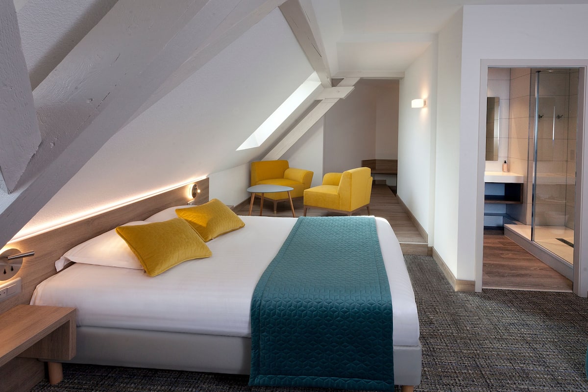 Junior Suite | 3 bedrooms, in-room safe, desk, blackout drapes