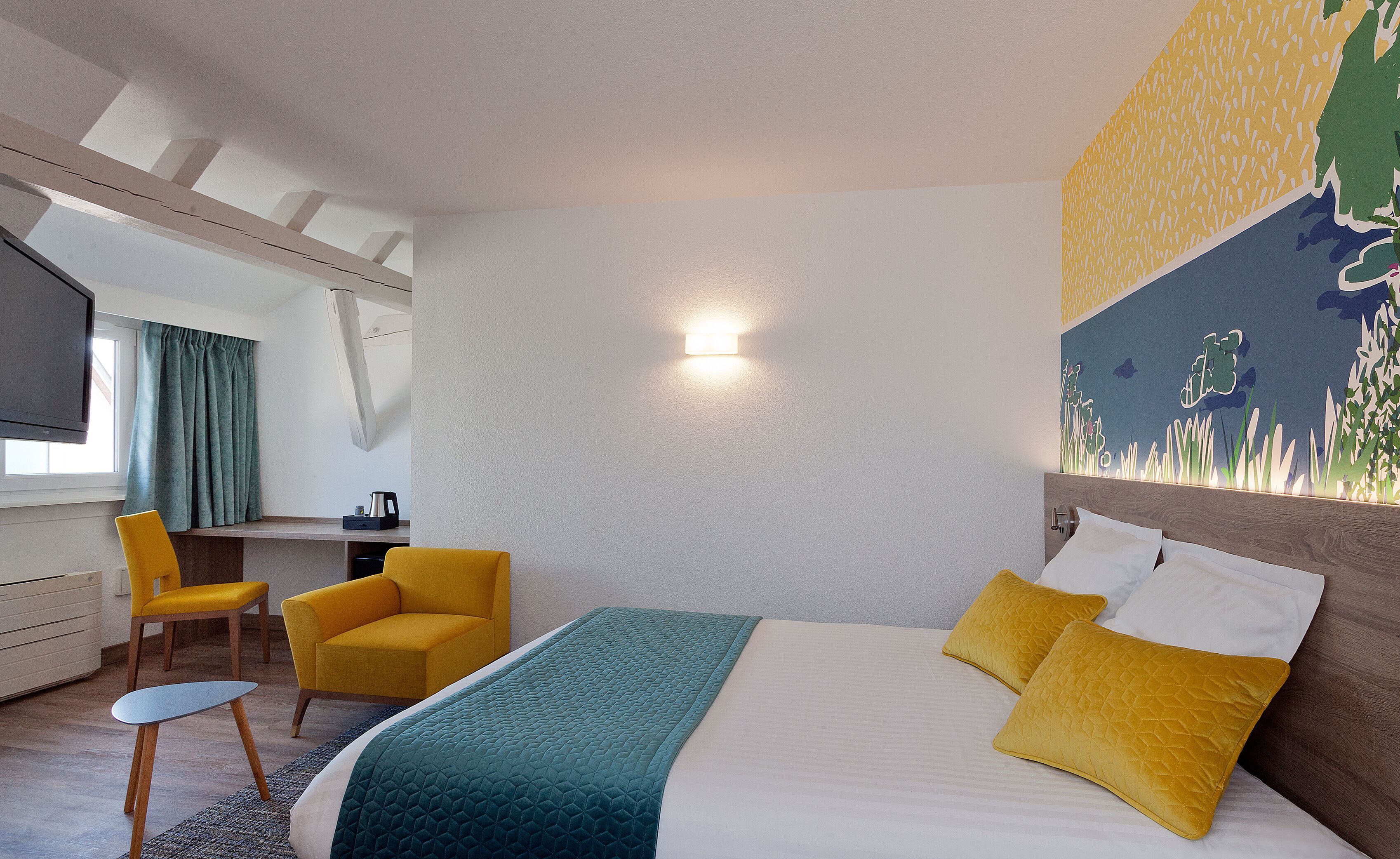 comfort room, 1 queen bed | 3 bedrooms, in-room safe, desk, blackout curtains