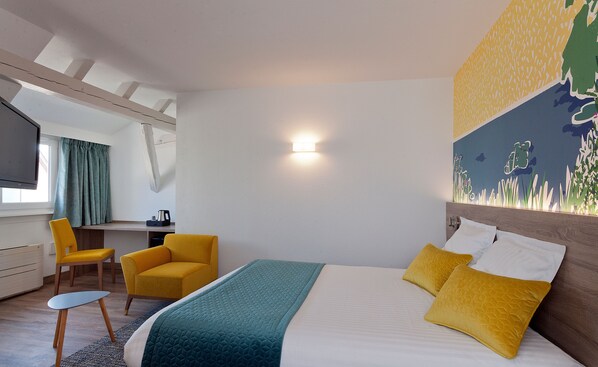 A hotel room with a bed, a desk, a chair, and a TV. - Hôtel Restaurant Groff Aux Deux Clefs (Biesheim)