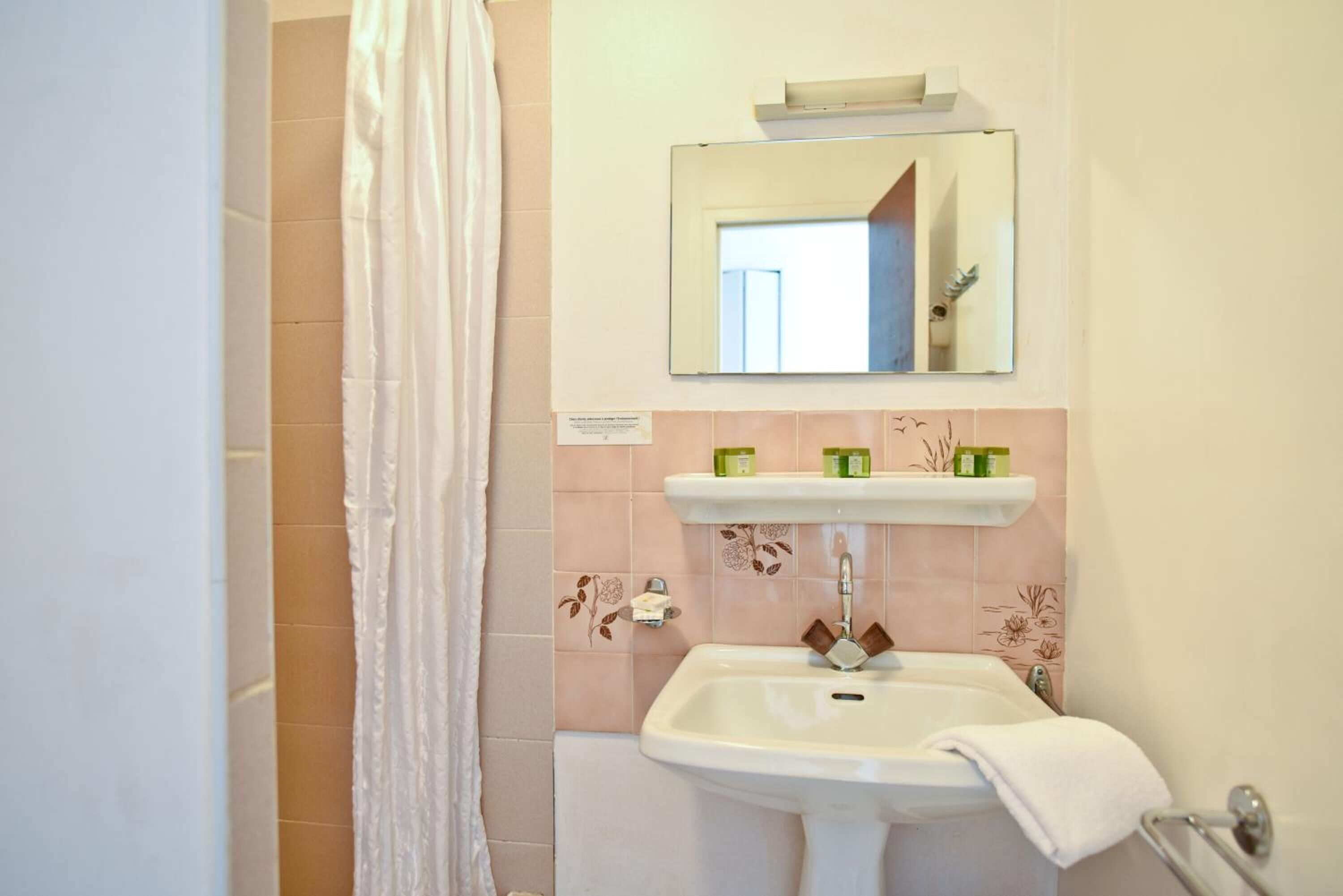 shower, free toiletries, hair dryer