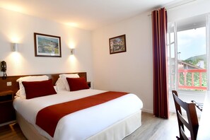Double Room | Individually decorated, individually furnished, desk, iron/ironing board