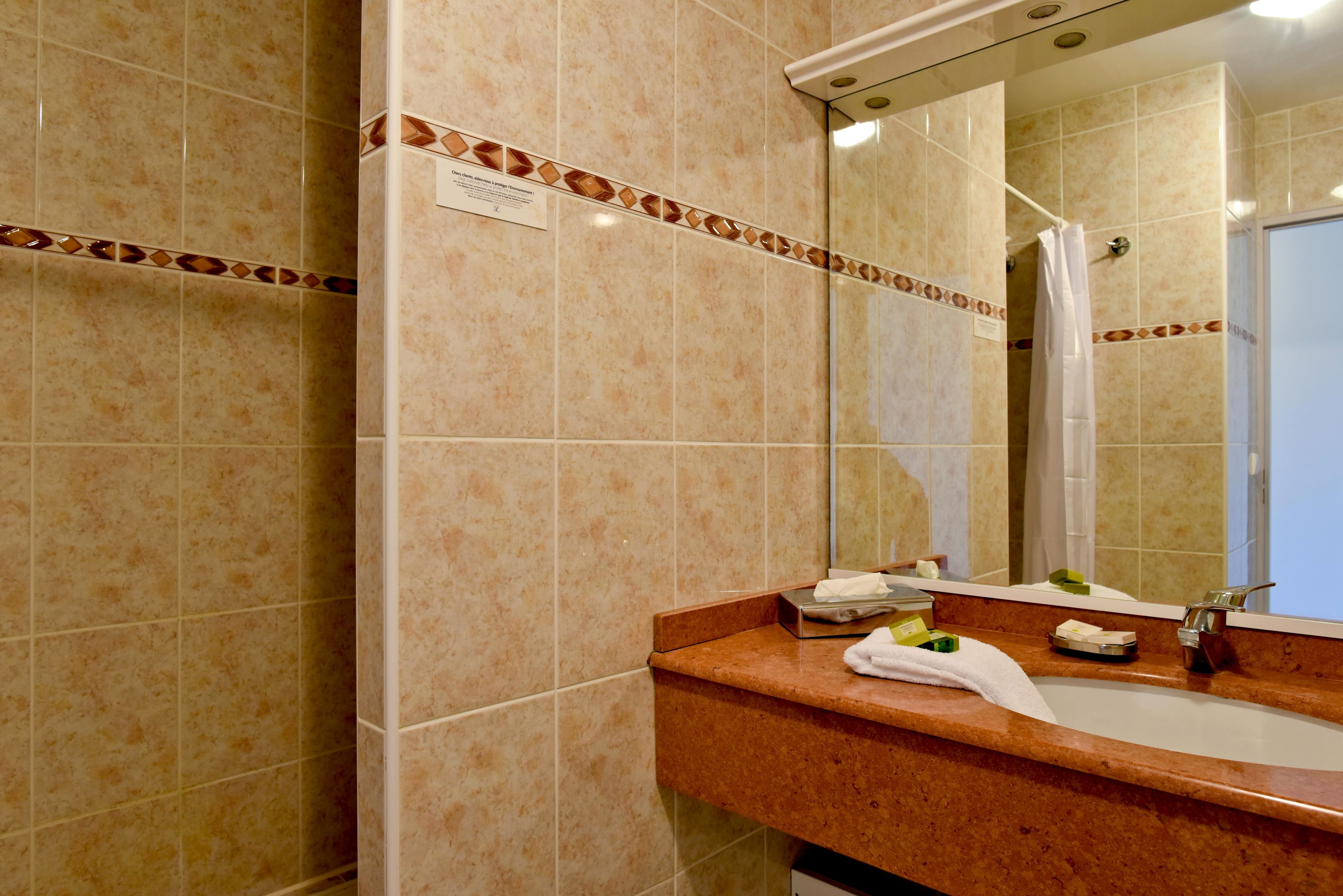 shower, free toiletries, hair dryer