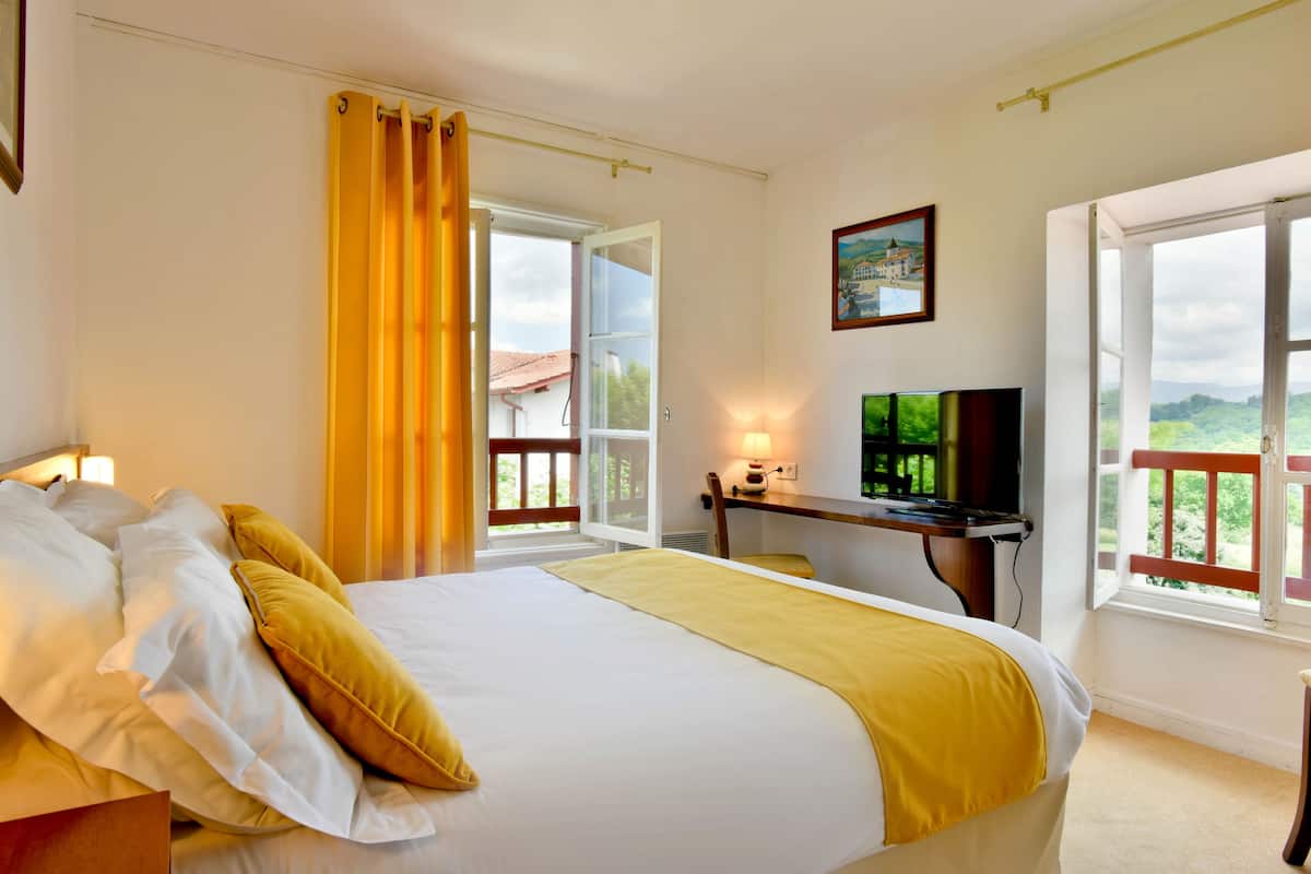 double room | individually decorated, individually furnished, desk, iron/ironing board