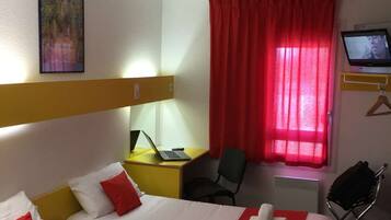 Desk, soundproofing, free WiFi, bed sheets