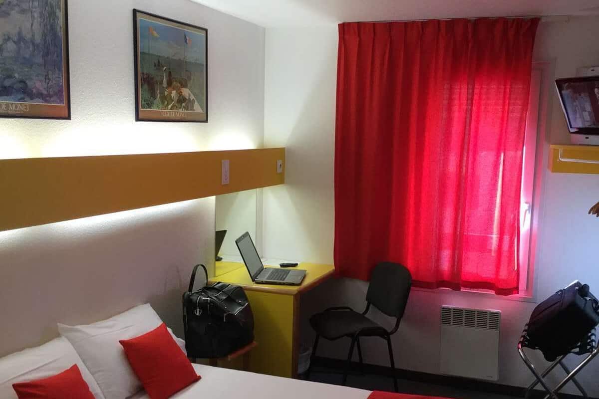 Escritorio, sistema de insonorización, wifi gratis y ropa de cama