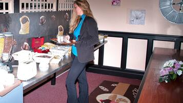 Esmorzar diari d'estil bufet (8 EUR per persona)