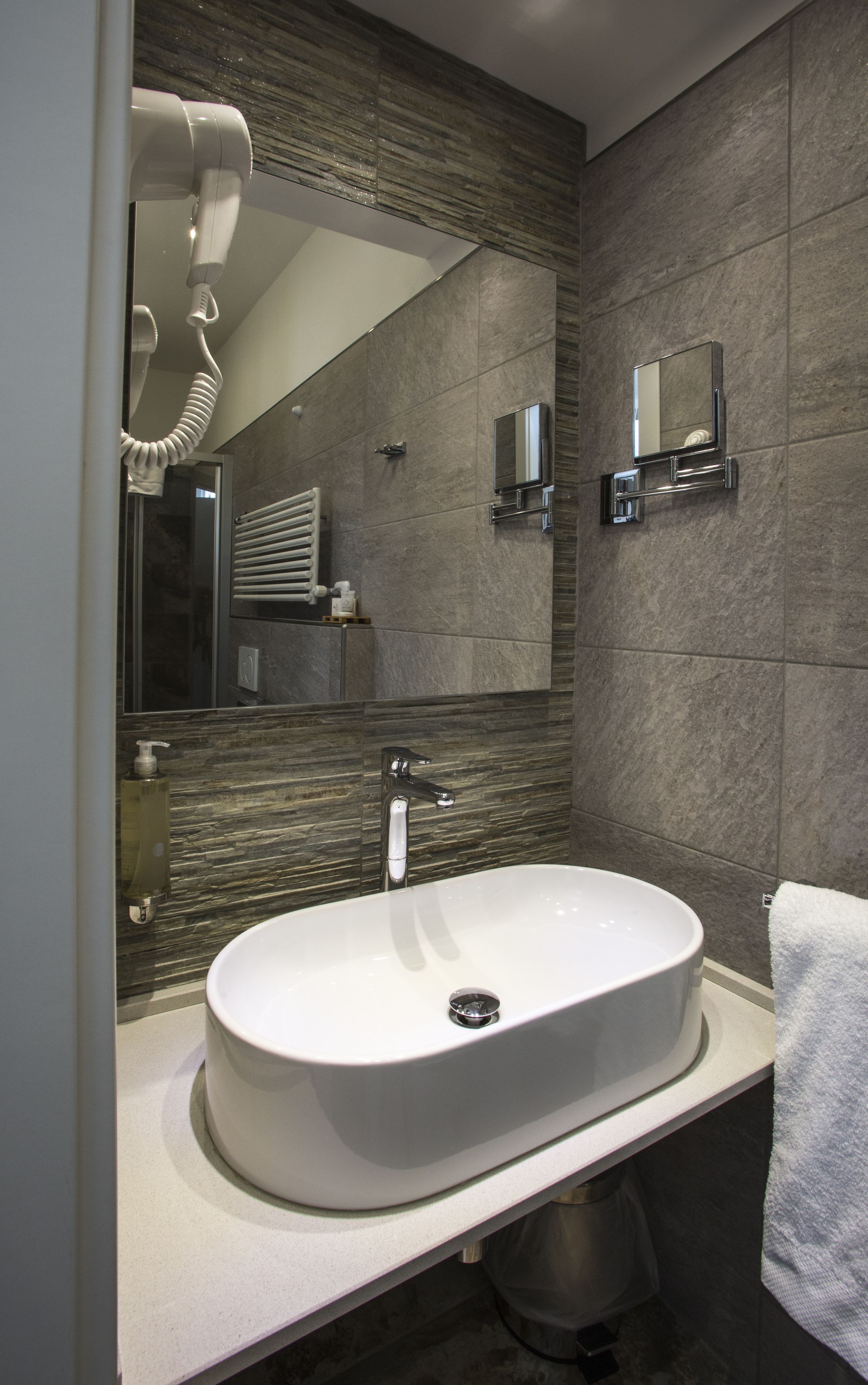 shower, free toiletries, hair dryer, bidet