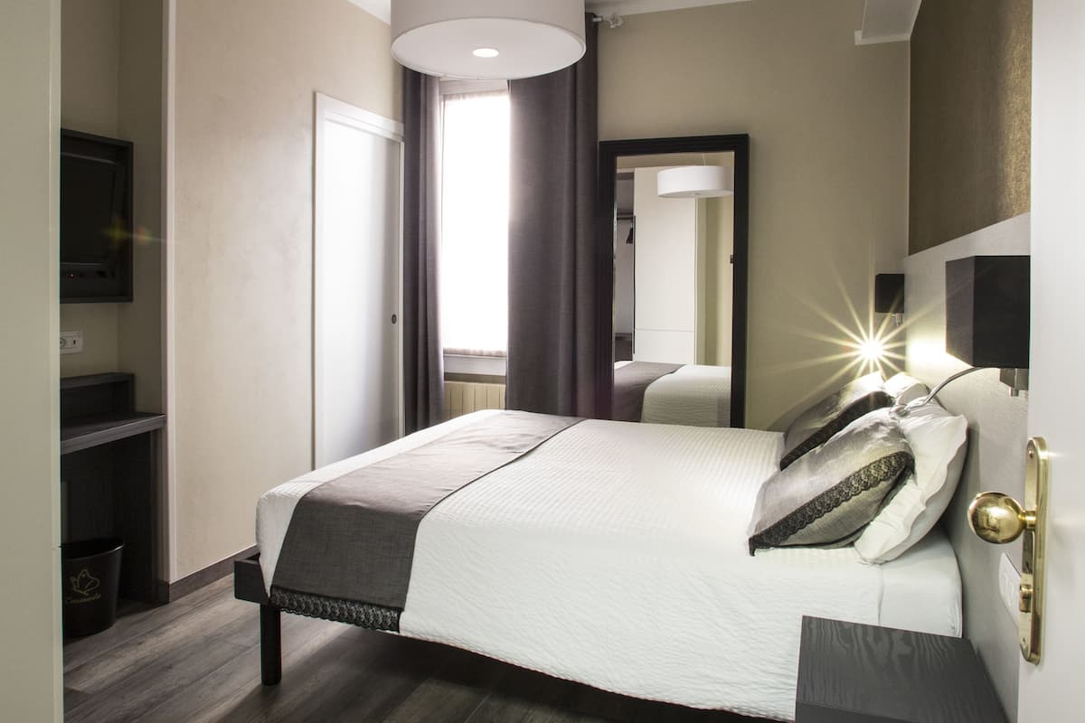 Basic Triple Room | Frette Italian sheets, hypo-allergenic bedding available