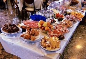 包含每日自助早餐