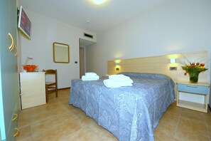 Desk, blackout curtains, free WiFi, bed sheets - Hotel San Benedetto (Peschiera del Garda)
