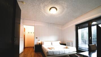 Habitación clásica con 1 cama matrimonial o 2 individuales | Escritorio, cortinas blackout, cunas y wifi gratis