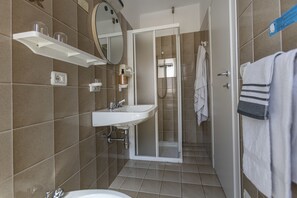 Quarto casal ou duplo | Banheiro | Chuveiro, secador de cabelo, bidê, toalhas de banho