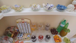 A breakfast buffet with various food items and beverages. - Hotel Aurora (Malcesine)