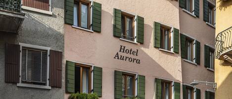 Vista frontal de la propiedad