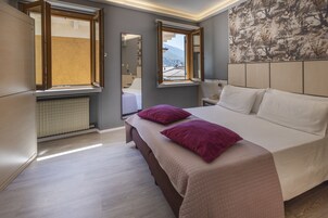 双人房或双床房 | 迷你吧、客房内保险箱、办公桌、遮光窗帘