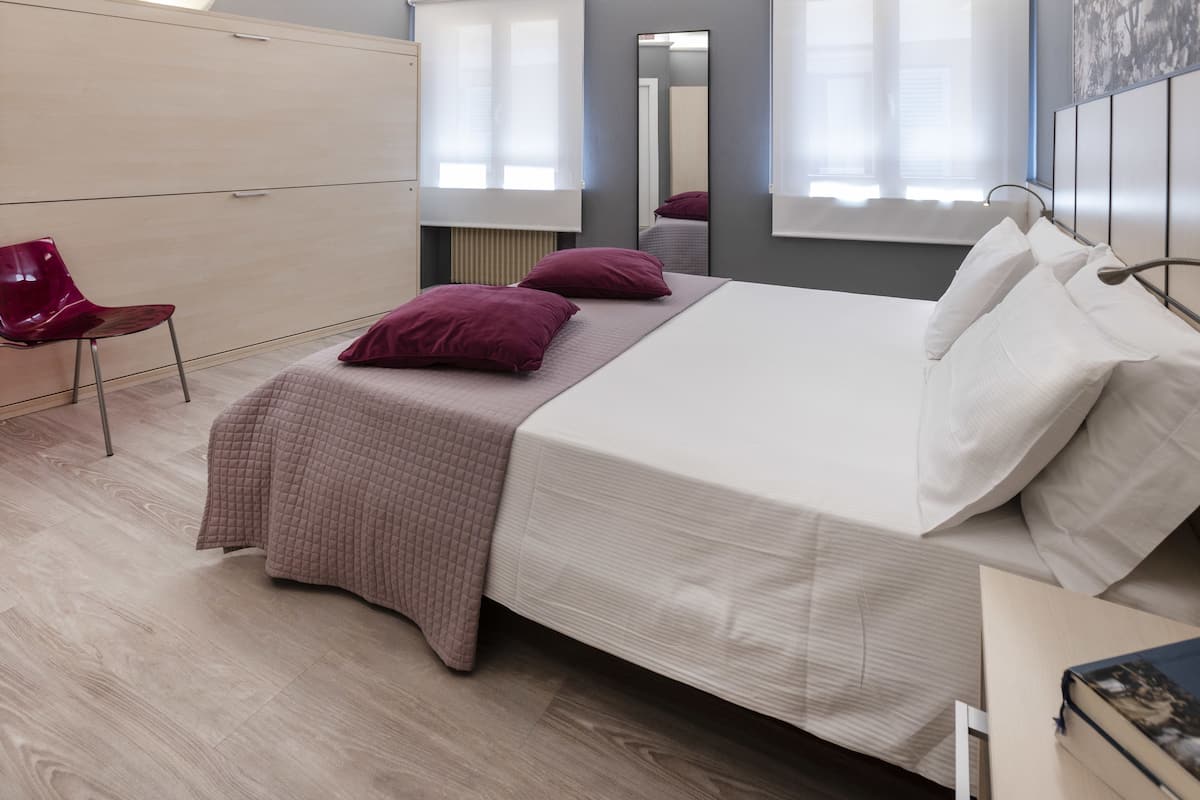Doppel- oder Zweibettzimmer | Minibar, Zimmersafe, Schreibtisch, Verdunkelungsvorhänge