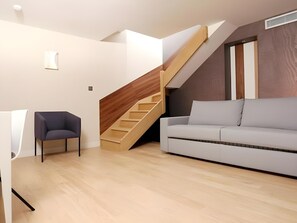 บริเวณนั่งเล่น | ทีวีจอแอลอีดี 51 ซม. พร้อมช่องดาวเทียม, ทีวี,  iPad 