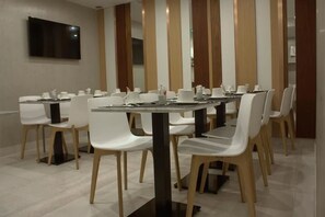 Desayuno buffet (EUR 15 por persona)