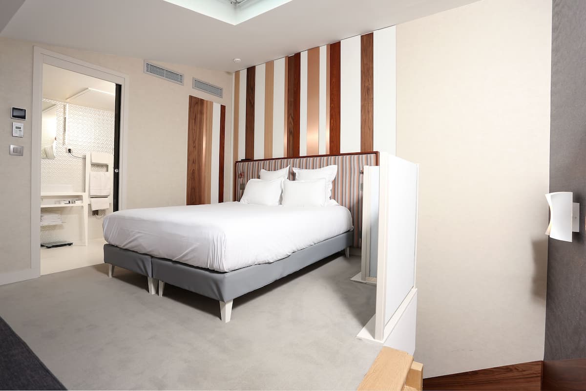 Biancheria da letto di alta qualità, minibar, cassaforte in camera