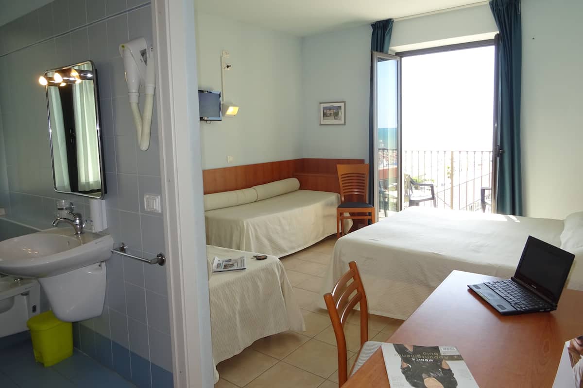 Vierpersoonskamer, balkon, uitzicht op zee | Een minibar, een kluis op de kamer, een bureau, verduisterende gordijnen