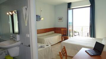 Camera quadrupla, balcone, vista mare | Minibar, una cassaforte in camera, una scrivania, tende oscuranti