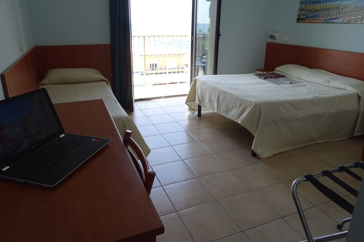 Driepersoonskamer, balkon, uitzicht op zee | Een minibar, een kluis op de kamer, een bureau, verduisterende gordijnen