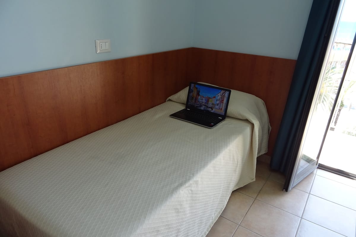 Eenpersoonskamer, balkon, uitzicht op zee | Een minibar, een kluis op de kamer, een bureau, verduisterende gordijnen
