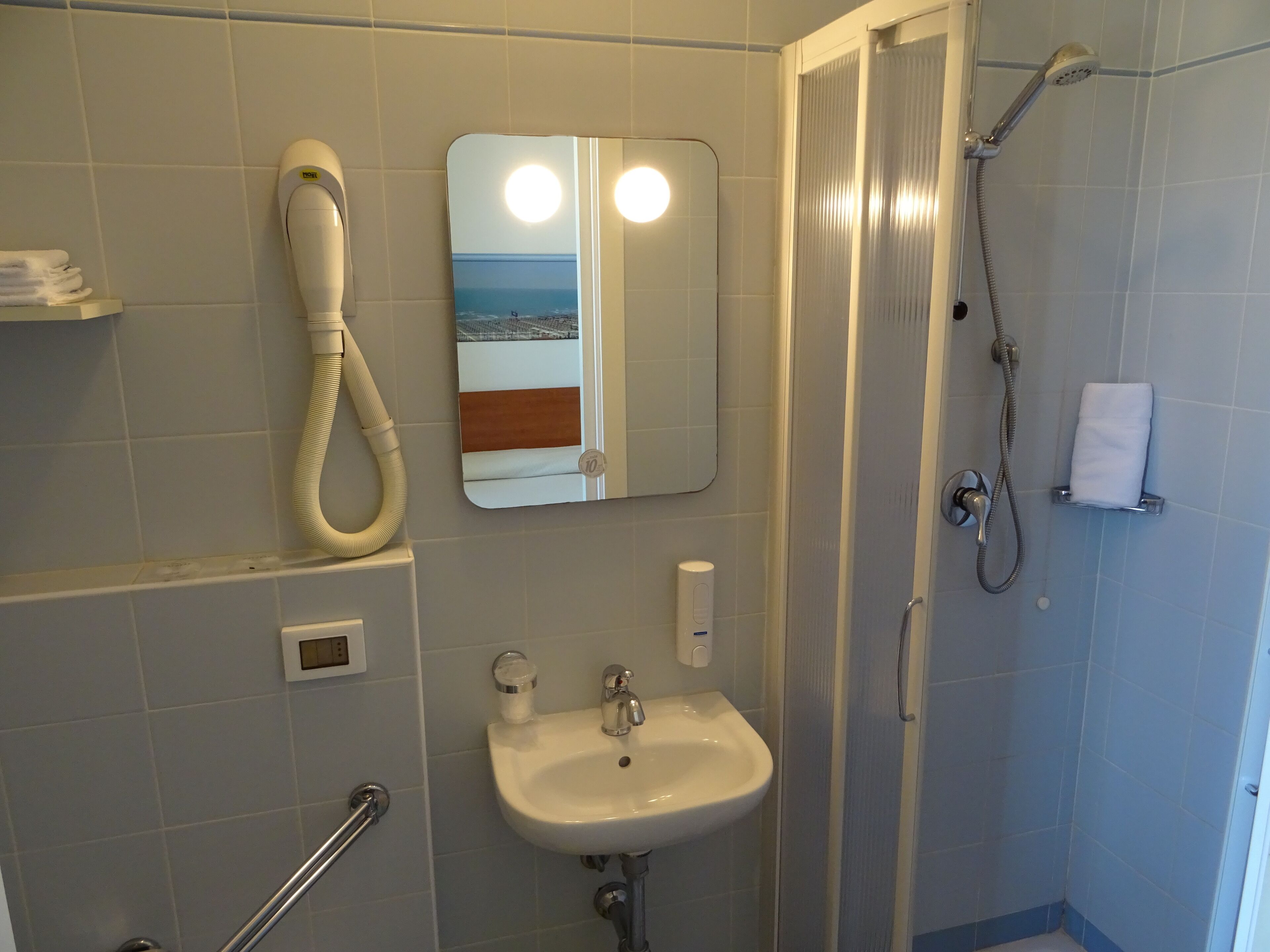 triple room, balcony, sea view | bathroom | shower, hair dryer, bidet, towels
