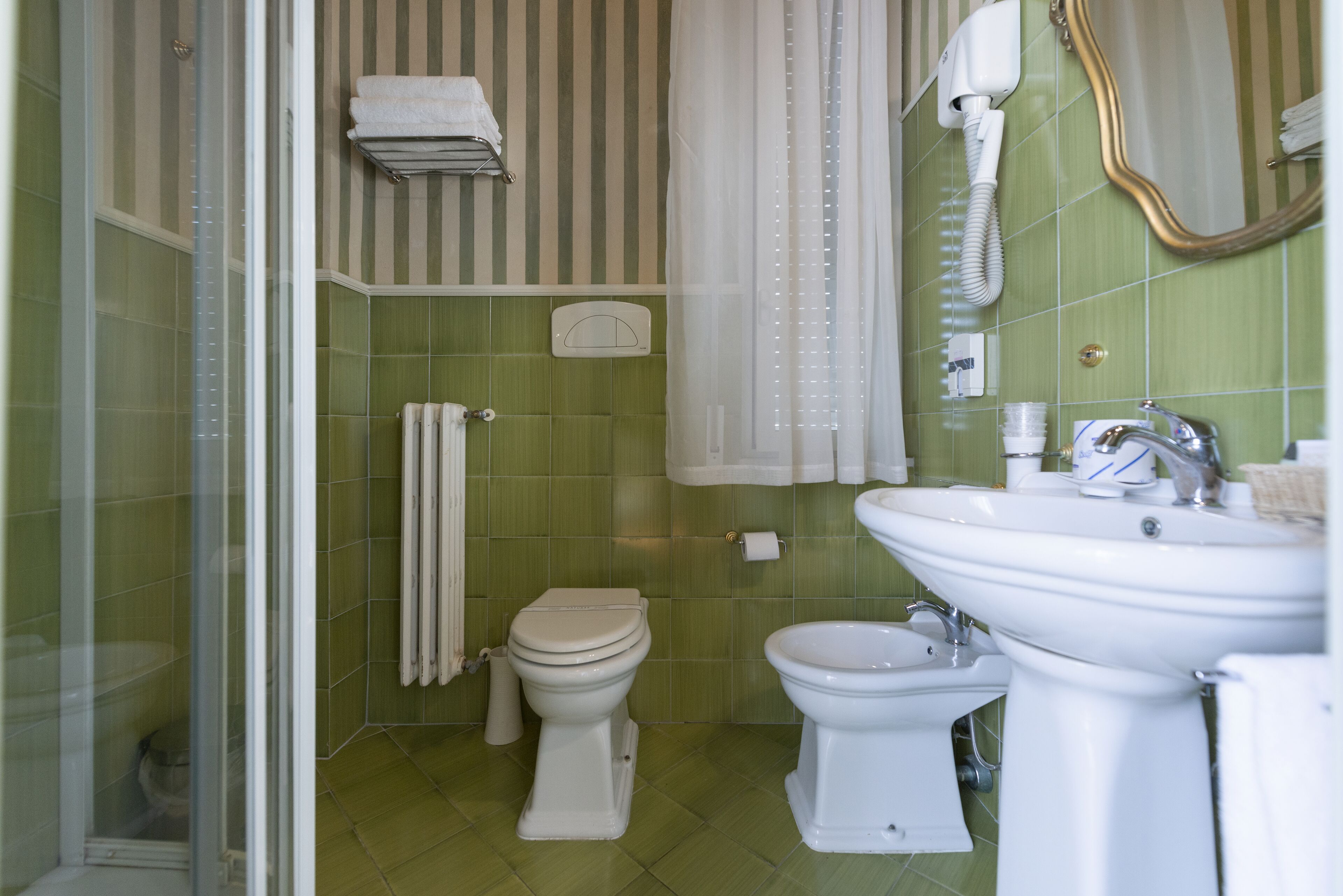 comfort quadruple room | bathroom | shower, free toiletries, hair dryer, bidet