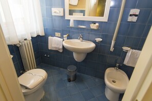 Chambre Standard double pour 1 personne | Salle de bain | Douche, articles de toilette (gratuits), séchoir à cheveux, bidet