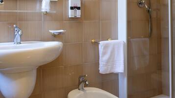 Chambre Standard Double ou avec lits jumeaux | Salle de bain | Douche, articles de toilette gratuits, sèche-cheveux, bidet