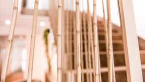 A staircase with bamboo railings. - Hotel Volapük (Konstanz)