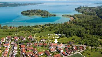 Ett flygbildsbild av en stad där hotellet/restaurangen VOLAPUK är markerad.