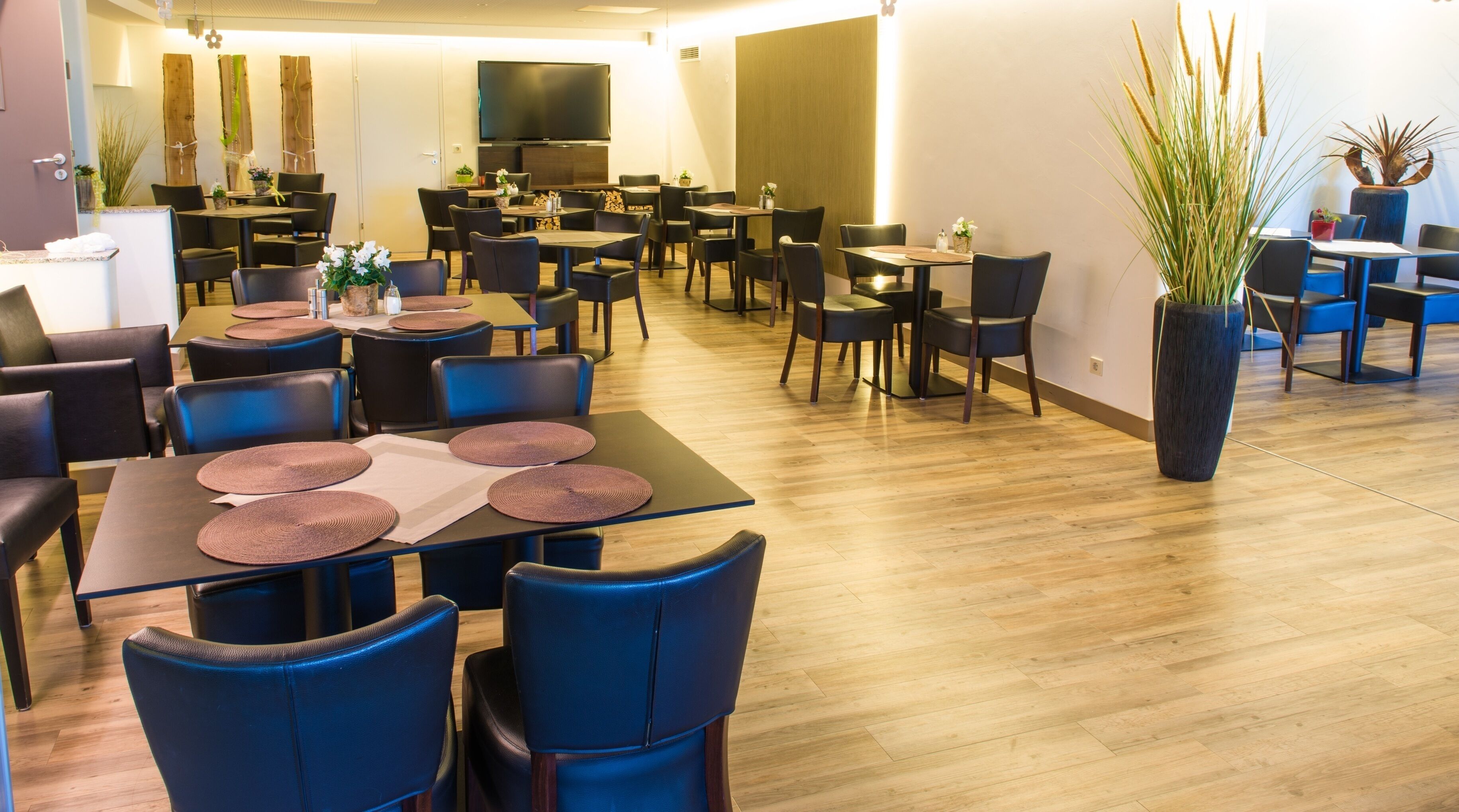 breakfast, lunch and dinner served