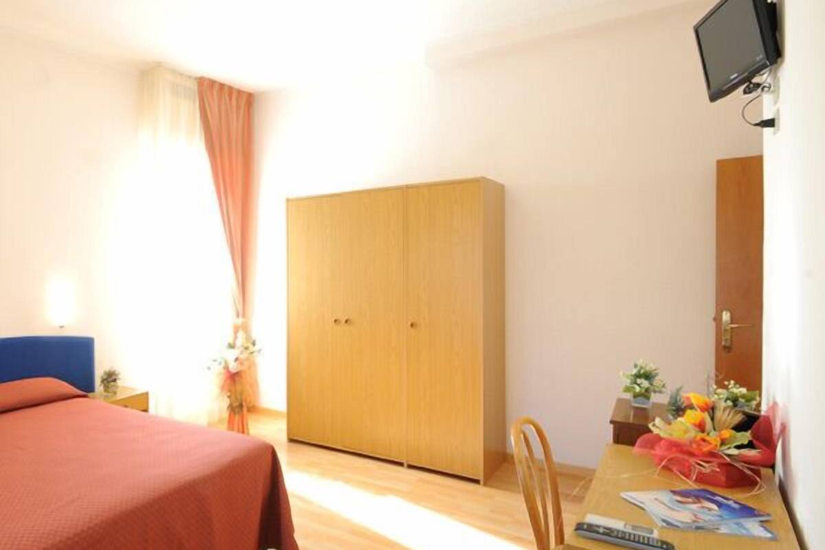 standard double or twin room | in-room safe, desk, free wifi, bed sheets