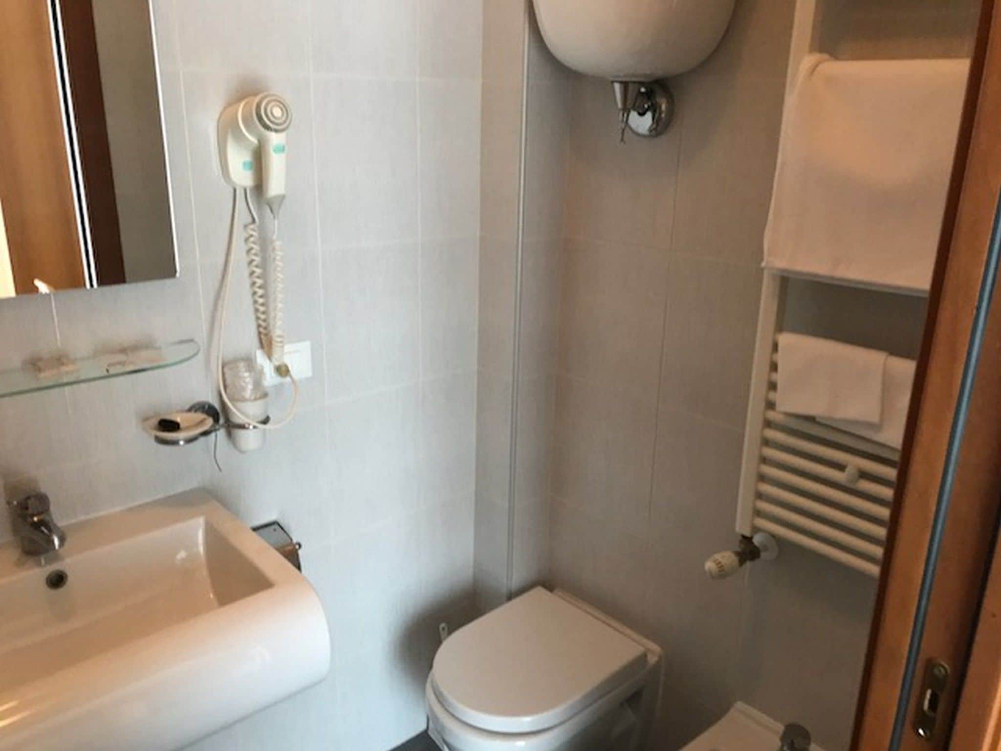 basic double room | bathroom | shower, free toiletries, hair dryer, bidet