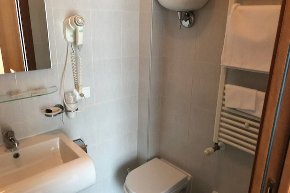 basic double room | bathroom | shower, free toiletries, hair dryer, bidet