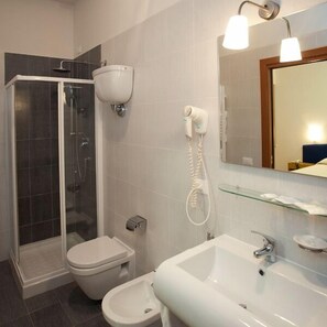 Een douche, gratis toiletartikelen, een haardroger, een bidet