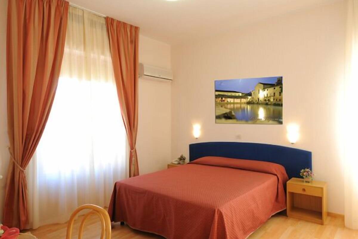 standard double or twin room | in-room safe, desk, free wifi, bed sheets