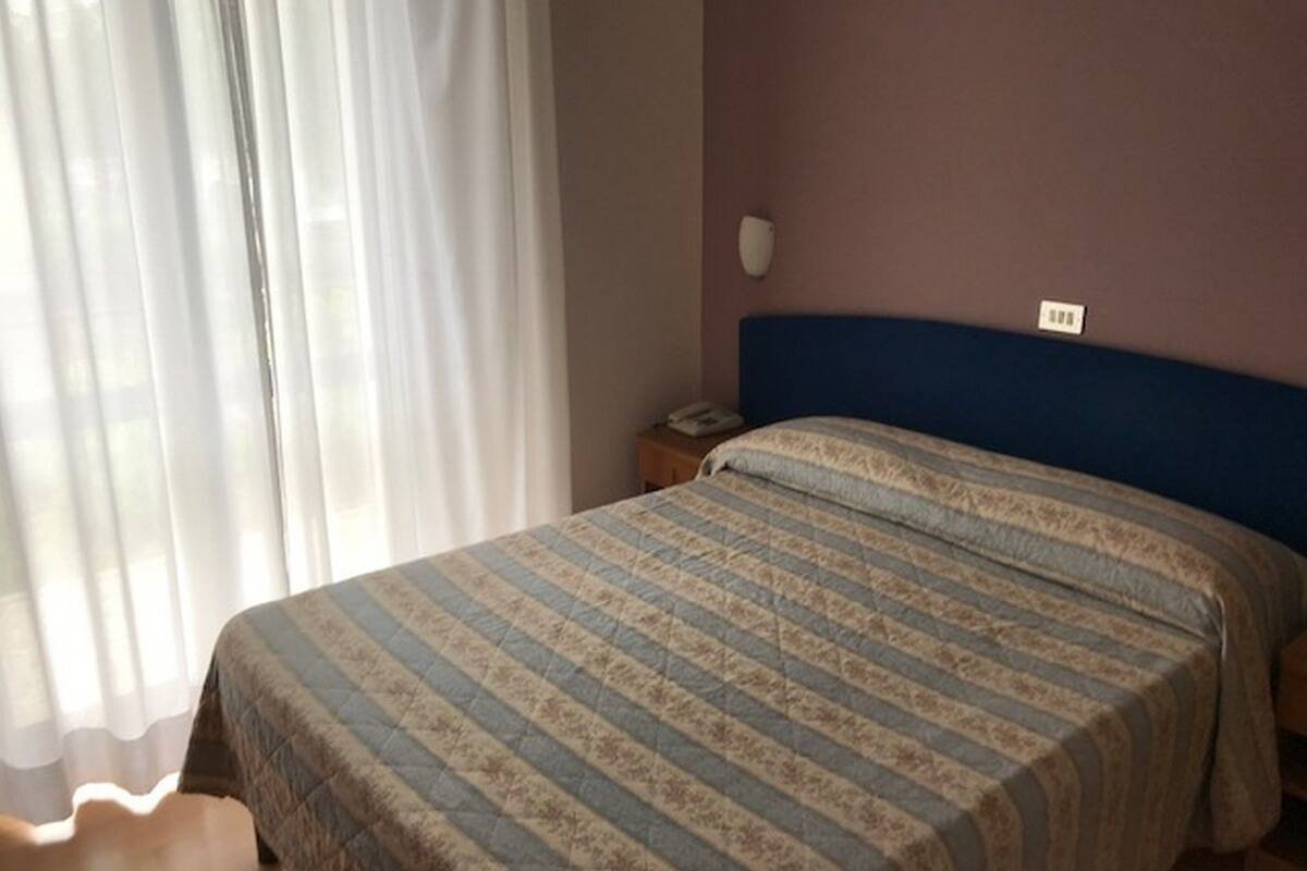 basic double room | in-room safe, desk, free wifi, bed sheets