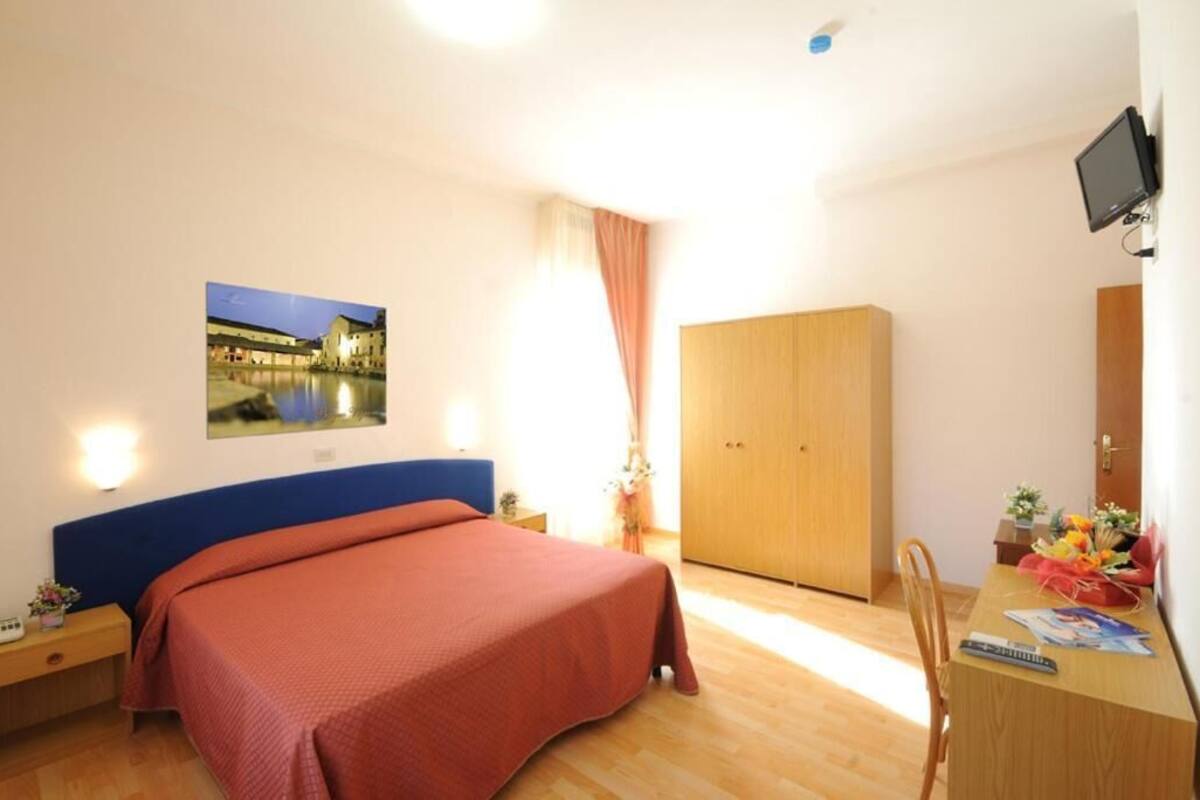 in-room safe, desk, free wifi, bed sheets