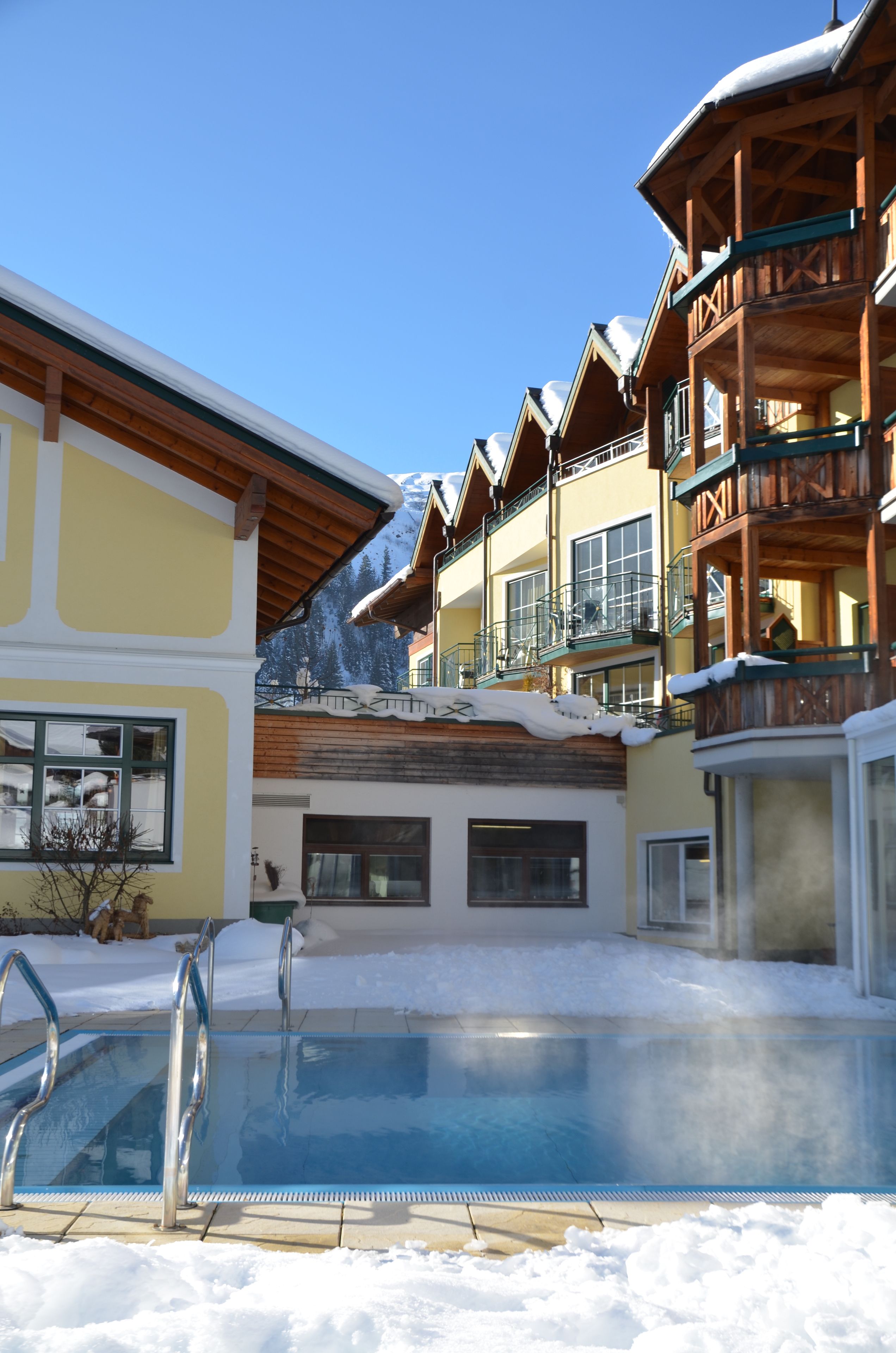 Inomhuspool, utomhuspool och parasoller