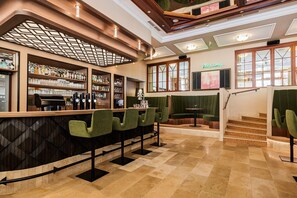 Sert le déjeuner, le dîner et l'apéritif