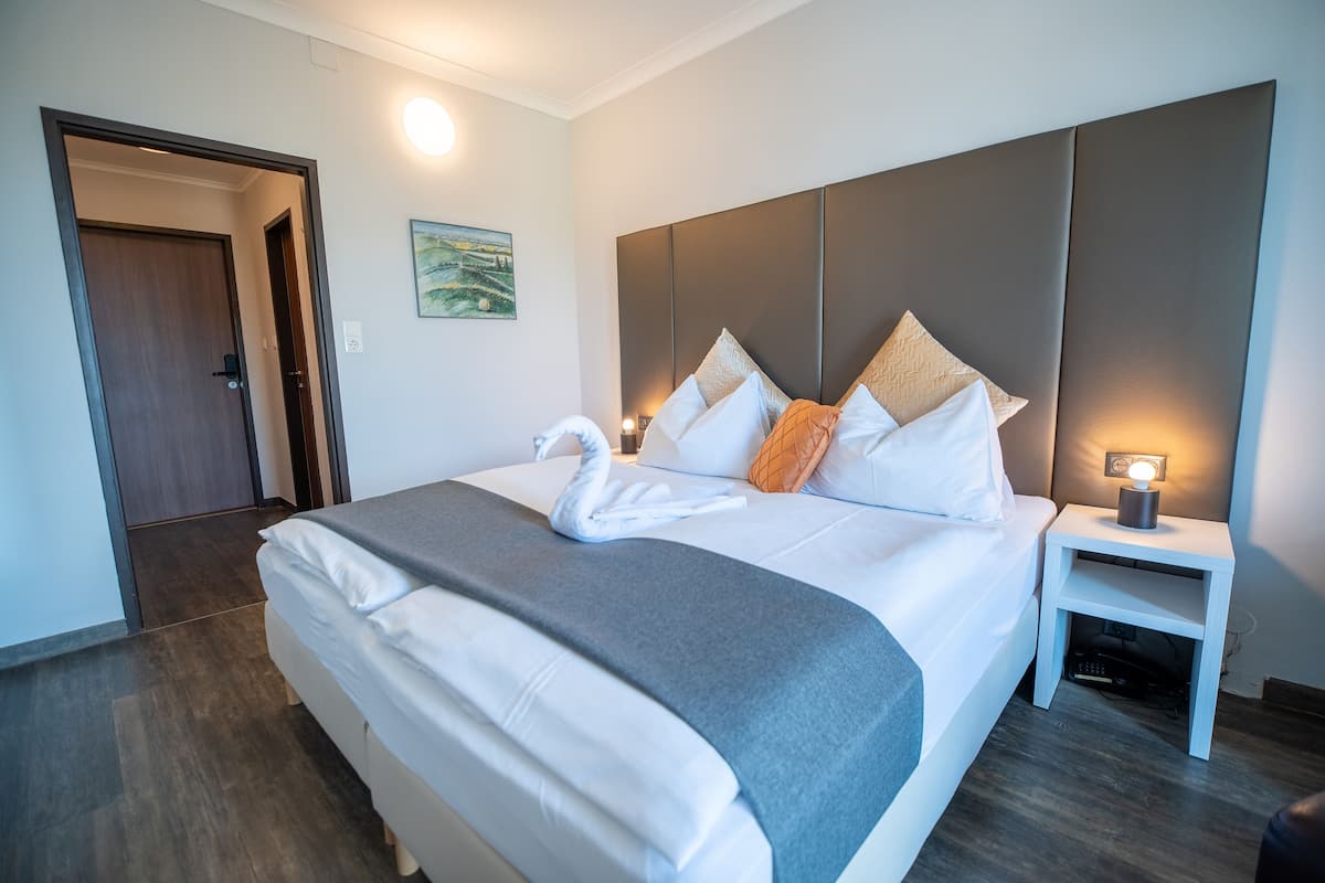 Habitación doble | Caja de seguridad en la habitación, cunas, wifi gratis y ropa de cama