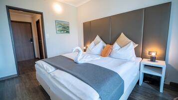 Habitación doble | Caja fuerte, cunas (de pago), wifi gratis y ropa de cama