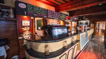 Petit déjeuner, déjeuner et dîner servis sur place