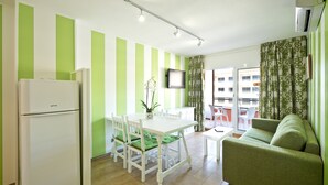 Un espacio habitable compacto con kitchenette, zona de comedor y sala de estar con vistas.