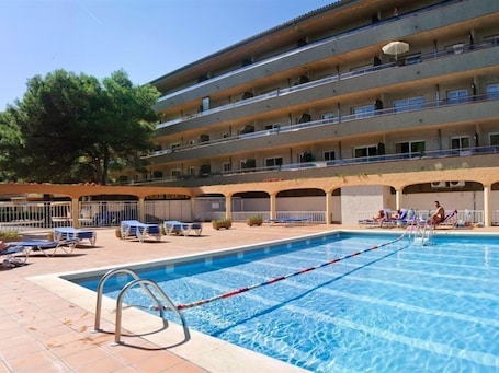 Una piscina al aire libre
